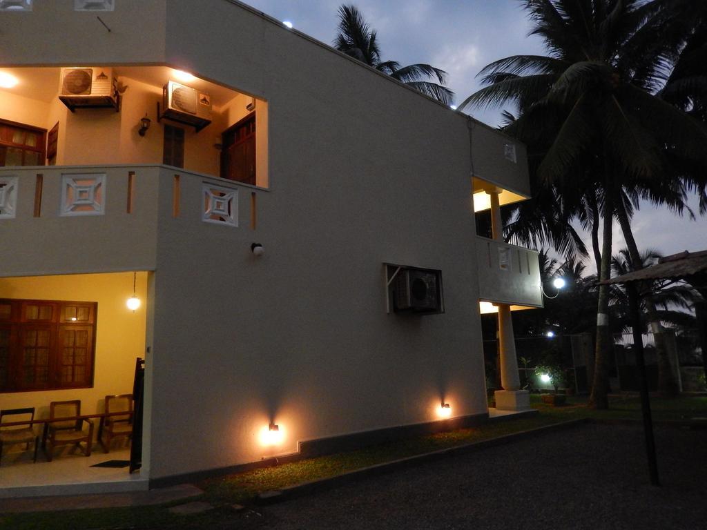 Janishi Residencies Hotel Negombo Exterior photo