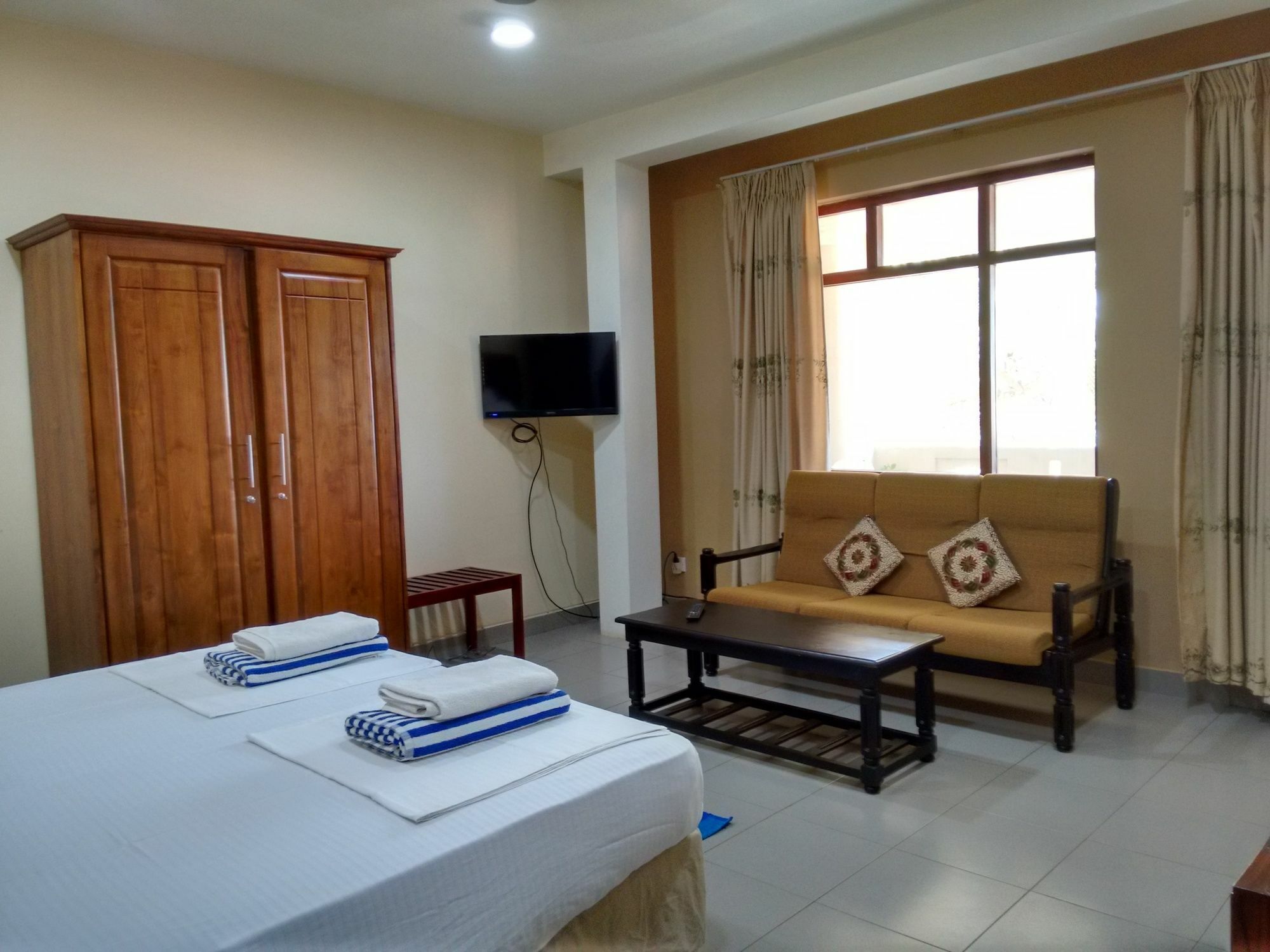 Janishi Residencies Hotel Negombo Exterior photo